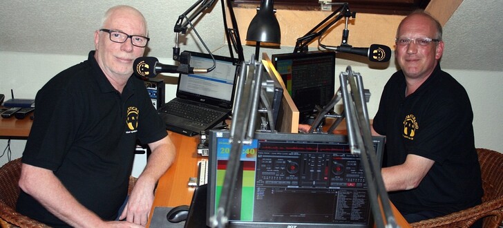 Hier spielt die Musik: Jürgen Herberg (li.), Moderator und Inhaber von "Fantastic Radio", und Heiko Franz.