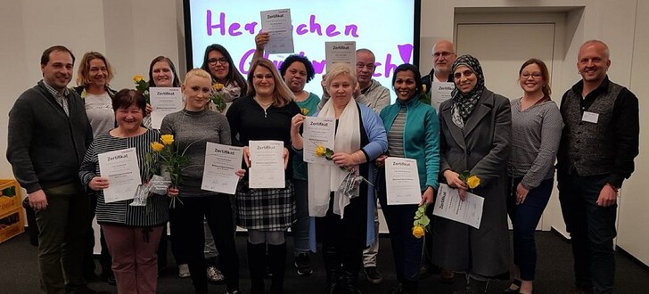 Stolz auf ihre neue Qualifikation: Elf Absolventen der Mediana Akademie erhielten ihre Zertifikate und können nun beruflich Fuß in der Pflege fassen.