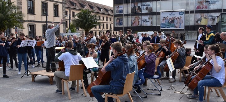 Flashmob auf dem Uniplatz - Die Waldorfschule Loheland feiert eine Festwoche zum 100. Jubiläum.