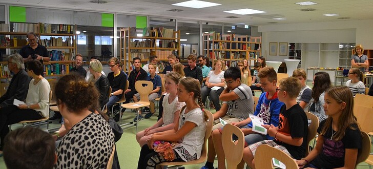 Viele Schülerinnen und Schüler, Eltern und Kollegen sind gekommen, um den Wort- und Musikbeiträgen in der neuen Mediothek zu lauschen