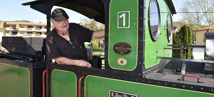 Rolf Jirowetz fand seine Dampfkleinbahn "Emma" verrostet und als Klettergerüst ausrangiert auf einem Spielplatz.