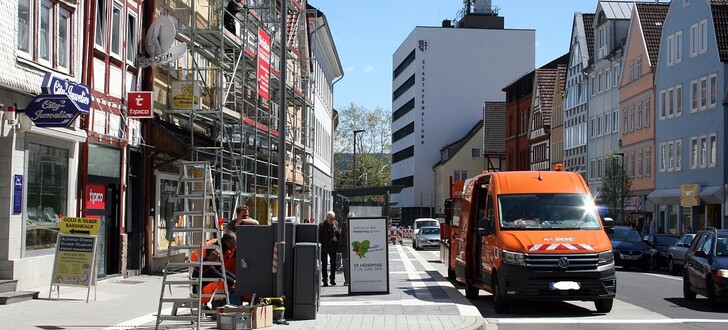 Der Umbau von Bushaltestellen, Gehwegen und Parkflächen an der Breitenstraße soll bis zum Hessentag abgeschlossen sein.