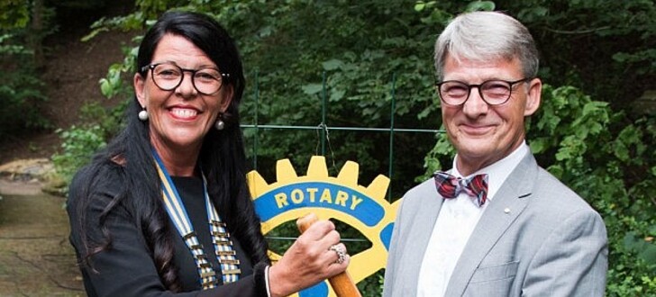 Führungswechsel beim RC Rhön: Ulrich Bühler übergibt das traditionelle Staffelholz an Anke Werdecker, die neue Präsidentin Serviceclubs.