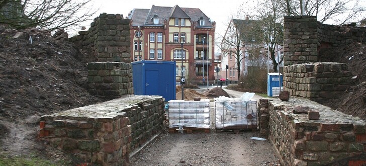In eine Baustelle hat sich das Südtor im Bad Hersfelder Stiftsbezirk verwandelt.