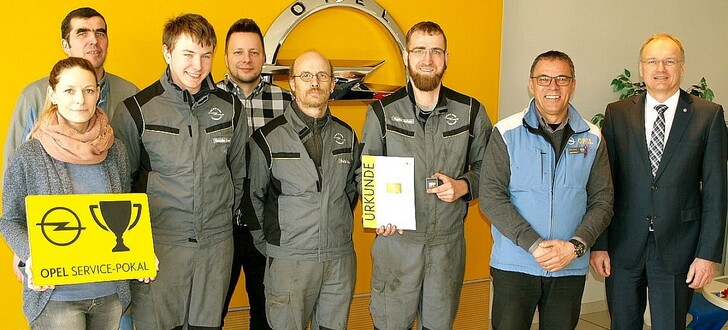 Das Serviceteam Opel Fahr in Hünfeld mit Jörg Chrobacsinsky (Gebietsleiter Kundendienst Opel Automobile GmbH)