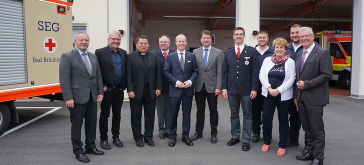 Einweihung der neuen Räumlichkeiten für Rettungsdienst und Ehrenamt/Katastrophenschutz des Roten Kreuzes in Bad Brückenau. Das Bild zeigt von links: Landrat Thomas Bold, Pfarrer Gerd Kirchner, Diakon Kim-Jong Sell, Harald Erhard (Bezirksbereitschaftsleiter), Kreisvorsitzender Alexander Siebel, Sandro Kirchner, Alexander Kretz (Kreisbereitschaftsleiter), Andreas Kress (Stellvertretender SEG Leiter), Bürgermeisterin Brigitte Meyerdierks, Thomas Klug (SEG Leiter) und Bezirksgeschäftsführer Reinhold Dietsch.