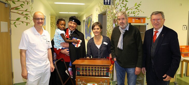 Große Freude auf der Kinderstation mit von links: Oberarzt Markus Schmid, Feuermeister Klaus Otto mit Marieth auf dem Arm, Klinikseelsorgerin Elke Henning, Hans-Jürgen Schülbe und Wolfgang Schneider von den "MediKids"