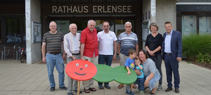 Reiner Mayer, Peter Walter, Erich Heck, Uwe Eidebenz, Siegfried Krauß, Sandra Wunder, Stefan Erb mit Tagesmutter Nicole Vonbirn, die sich gemeinsam mit den Kindern über den Raupentisch freut (v.li.).