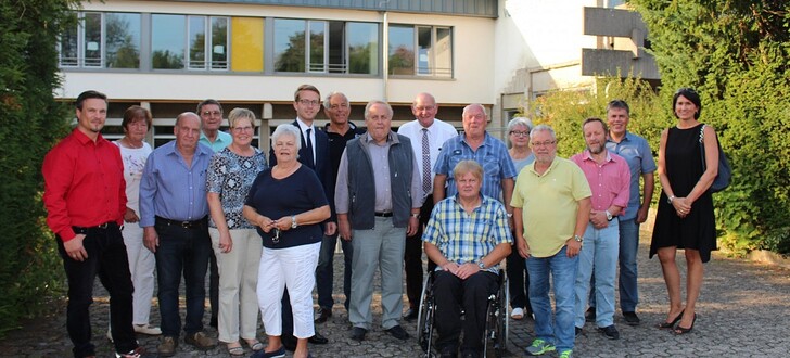 Michael Ruhl mit Mitgliedern der CDU Kreistagsfraktion und der Fraktion Schotten sowie dem Schulleiter Norbert Schwing und einigen weiteren Lehrkörpern der Vogelsbergschule Schotten