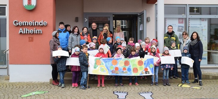 Eine tolle Aktion vor dem Alheimer Rathaus.
Vorschulkinder der Kindertagesstätten Baumbach und Heinebach demonstrieren