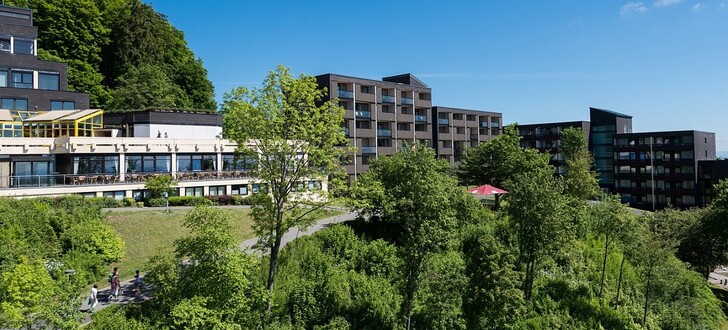 Vor und hinter der Fassade des Rhön Park Hotel Aktiv Resort im fränkischen Hausen-Roth wird es futuristisch. 30 Millionen Euro fließen in das Hotel der Zukunft. Infrastruktur und Angebot passen sich der neuen Gäste-Generation an.