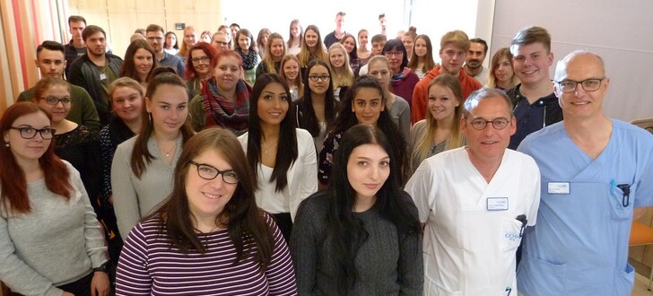 Zum gemeinsamen Gruppenbild mit Chefarzt Dr. Norbert Sehn und Chefarzt Dr. Rüdiger Hilfenhaus (vorn, von rechts) stellten sich Schüler und Lehrkräfte der beiden Bildungseinrichtungen gerne auf