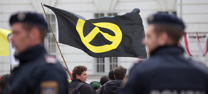 Demonstranten halten Fahne während einer Demonstration der Identitäre Bewegung Österreich (IBÖ) vor dem Justizministerium in Wien am 13. April 2019.